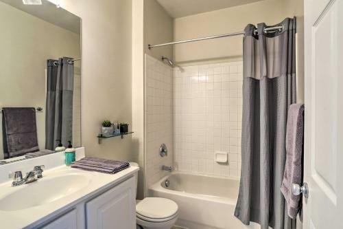 Chic Ashburn Townhome With Balcony, Pool Access