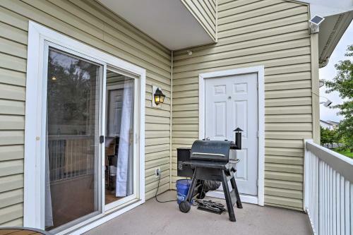 Chic Ashburn Townhome With Balcony, Pool Access