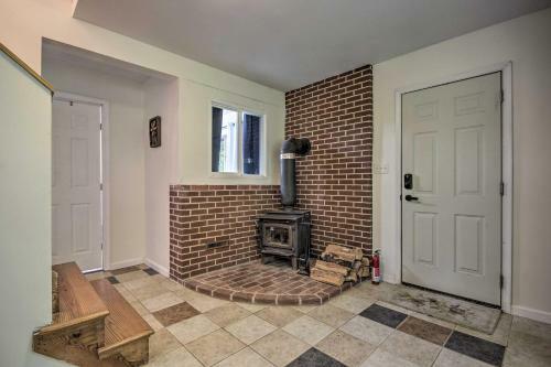 Mountain Town Adventures Home With Fire Pit!