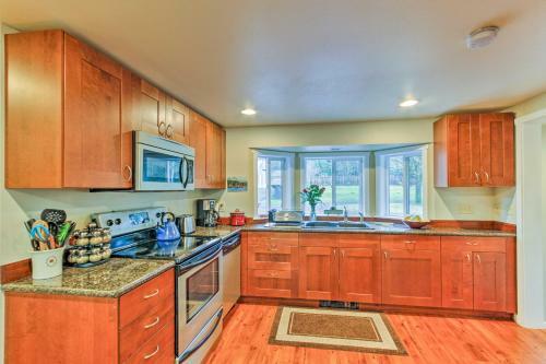 Remodeled 2-story Home 2 Mi To Historic Gig Harbor