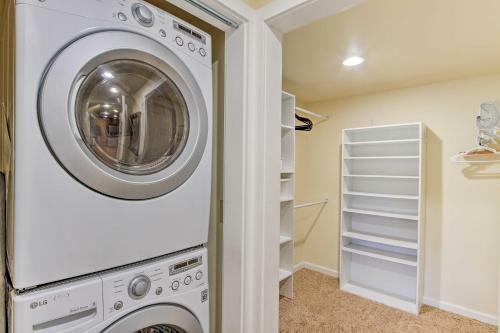 Remodeled 2-story Home 2 Mi To Historic Gig Harbor