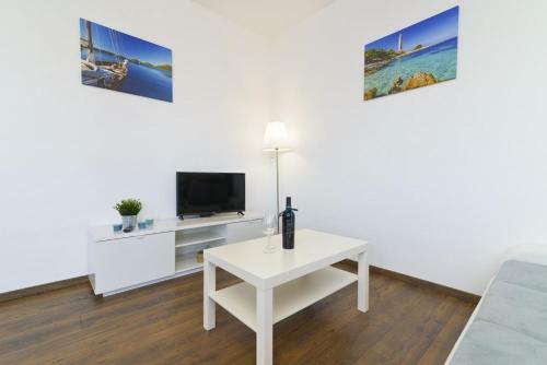 Apartment Dragana, Jezera, Island Murter