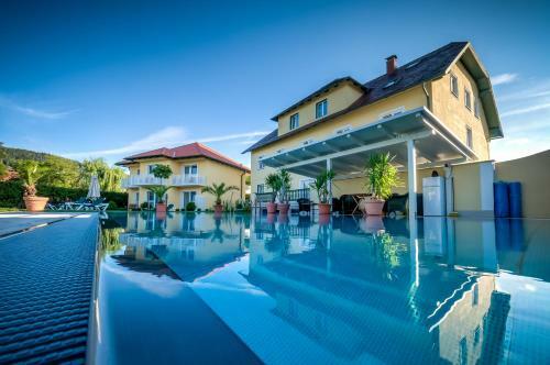 Dorf Hotel Gr�ner Baum