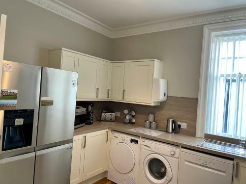 Super Spacious, 10 Mins From Beach, Pet Friendly