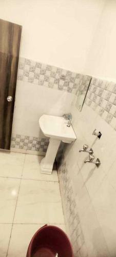 Hotel Pop 91102 Keshav Vatika