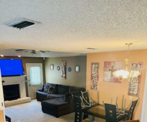 Cheerful 3 Bedroom House With Fireplace!