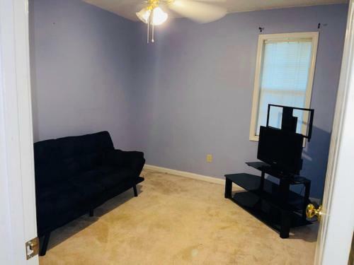Cheerful 3 Bedroom House With Fireplace!