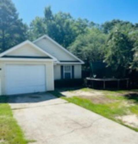 Cheerful 3 Bedroom House With Fireplace!