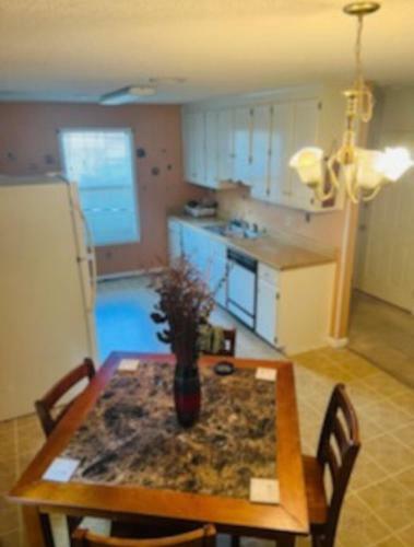 Cheerful 3 Bedroom House With Fireplace!