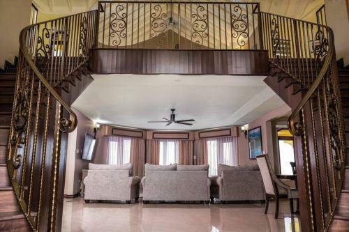 Villa De La Vista By Paradise Listing