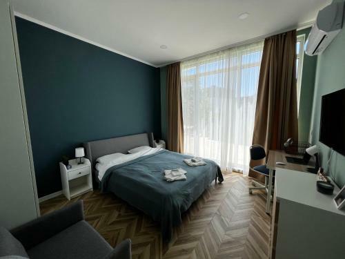 Las Brisas Garden Apartment
