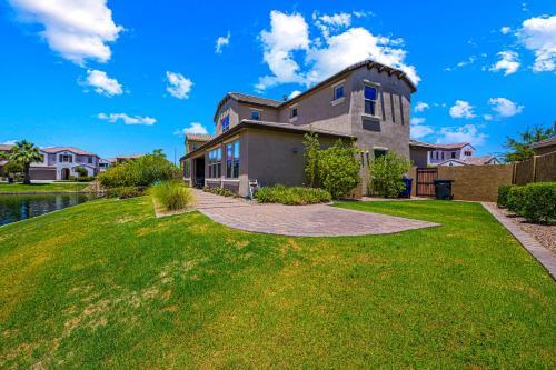 Chandler Lakefront Vacation Home - Sleeps Up To 18