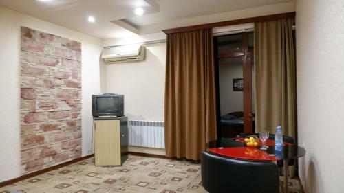 Cherry Hotel And Restaurant