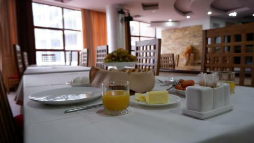 Cherry Hotel And Restaurant
