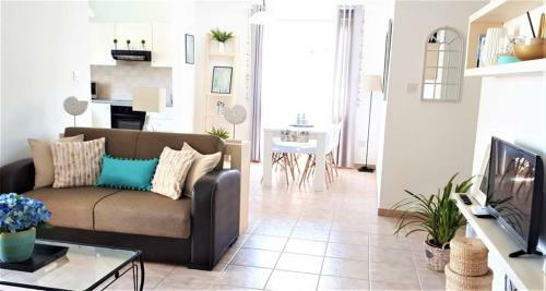 Pafia Sunbeach Modern Apartment