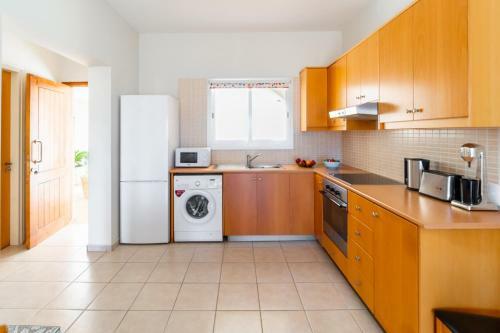 Kate's Latchi Beachfront Apartment 4 By Ezoria
