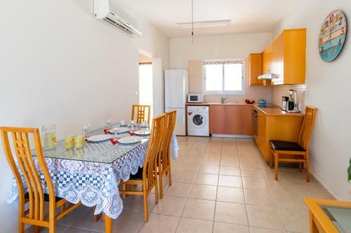 Kate's Latchi Beachfront Apartment 4 By Ezoria