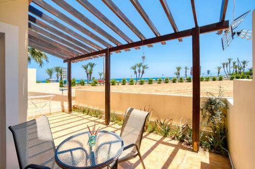 Kate's Latchi Beachfront Apartment 4 By Ezoria