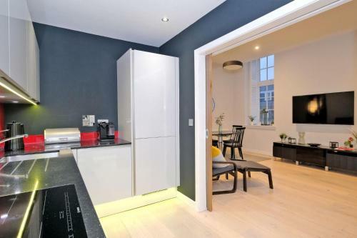 Stunning Central Two Bedroom Executive Apartment