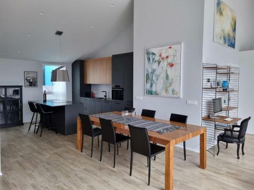 Fabulous Penthouse Apartment With Parking.
