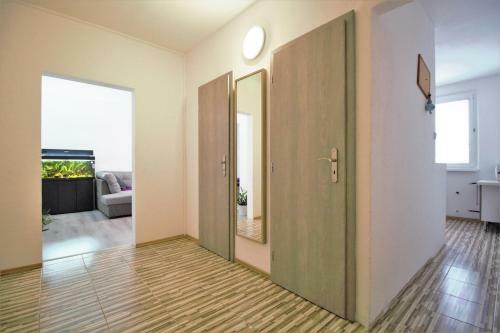 Cozy, Bright Room With Free Parking