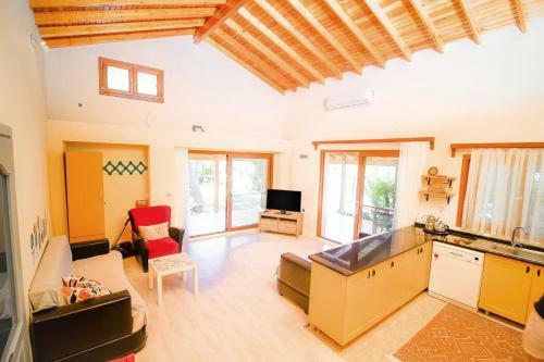 Cozy House In �e?me, Super Host