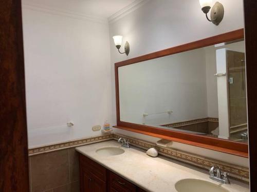 Beautiful 3 Bedroom Townhome 100m From The Beach