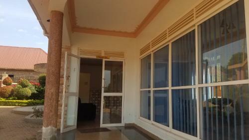 Makutano Nansana Hotel