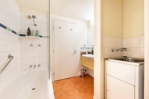 Apartamento 'esplanade Ease' A Resort Balcony Pad With Pool