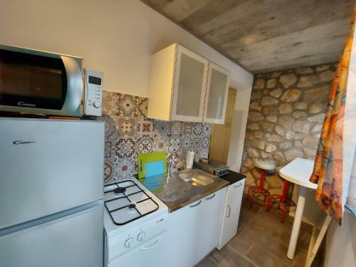 Apartment In Korni? Near The Beach
