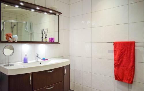 Amazing Home In Herdla With Wifi And 4 Bedrooms