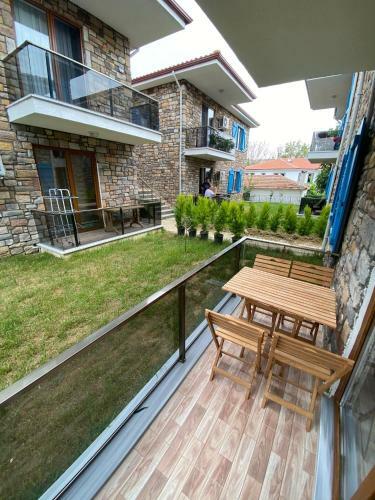 Apartamento G�k�eadada Merkezi Yerde Do?ayla I�i�e M�bleli Daire