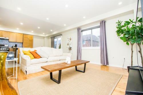 Cheerfull 3-bedroom Home In Newmarket