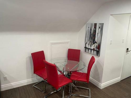 Cozy One Bedroom Apartment With Parking