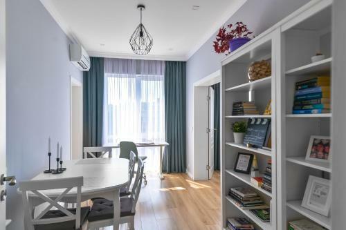 - The Blue Apartment - 1bd With Artistic Interior Design