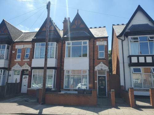 Spacious 4 Bedroom Edwardian Home Close To Station