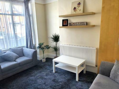 Spacious 4 Bedroom Edwardian Home Close To Station