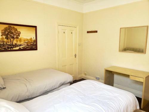 Spacious 4 Bedroom Edwardian Home Close To Station