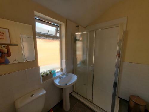 Spacious 4 Bedroom Edwardian Home Close To Station