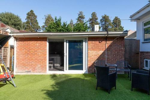 Spacious 5 Bedroom Home W/ Game Room & Garden