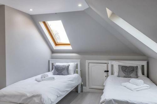 Spacious 5 Bedroom Home W/ Game Room & Garden