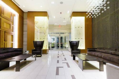Stunning Cn Tower Views - 1br Upscale Loft - Prime Location
