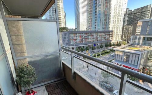 Luxurious Apartment In Heart Of Downtown Toronto