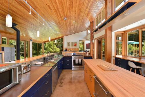 Bowen Island Luxury Estate