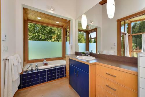 Bowen Island Luxury Estate