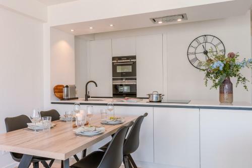 Lovely Apartment With Lateral Sea View