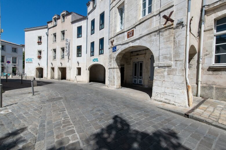 Saint Nicolas Hotel(.)