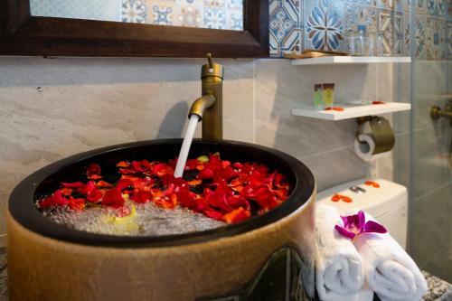 Azura Gold Hotel & Apartment
