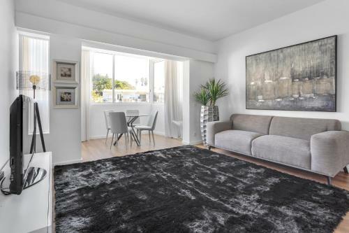Luminous & Modern Apartment In Monte Estoril