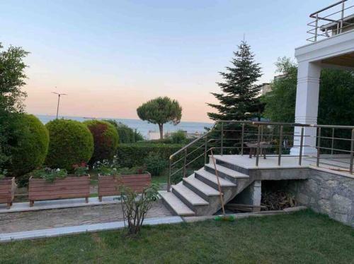 Villa Peaceful Sea Front. 3 Bedrooms House W/ Basement.